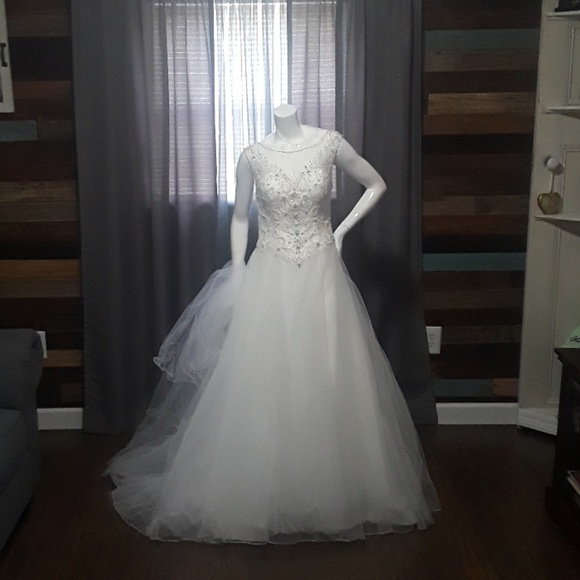 Wedding gown - Picture 2 of 5